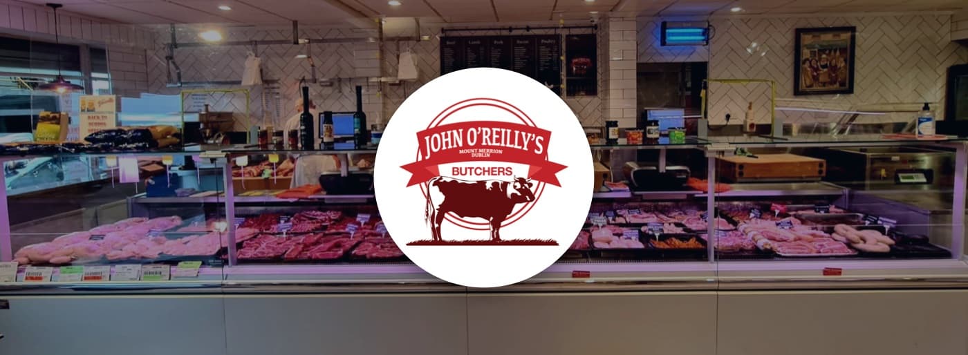 Das Logo von John O’Reilly’s Butchers über der Fleischtheke des Ladens