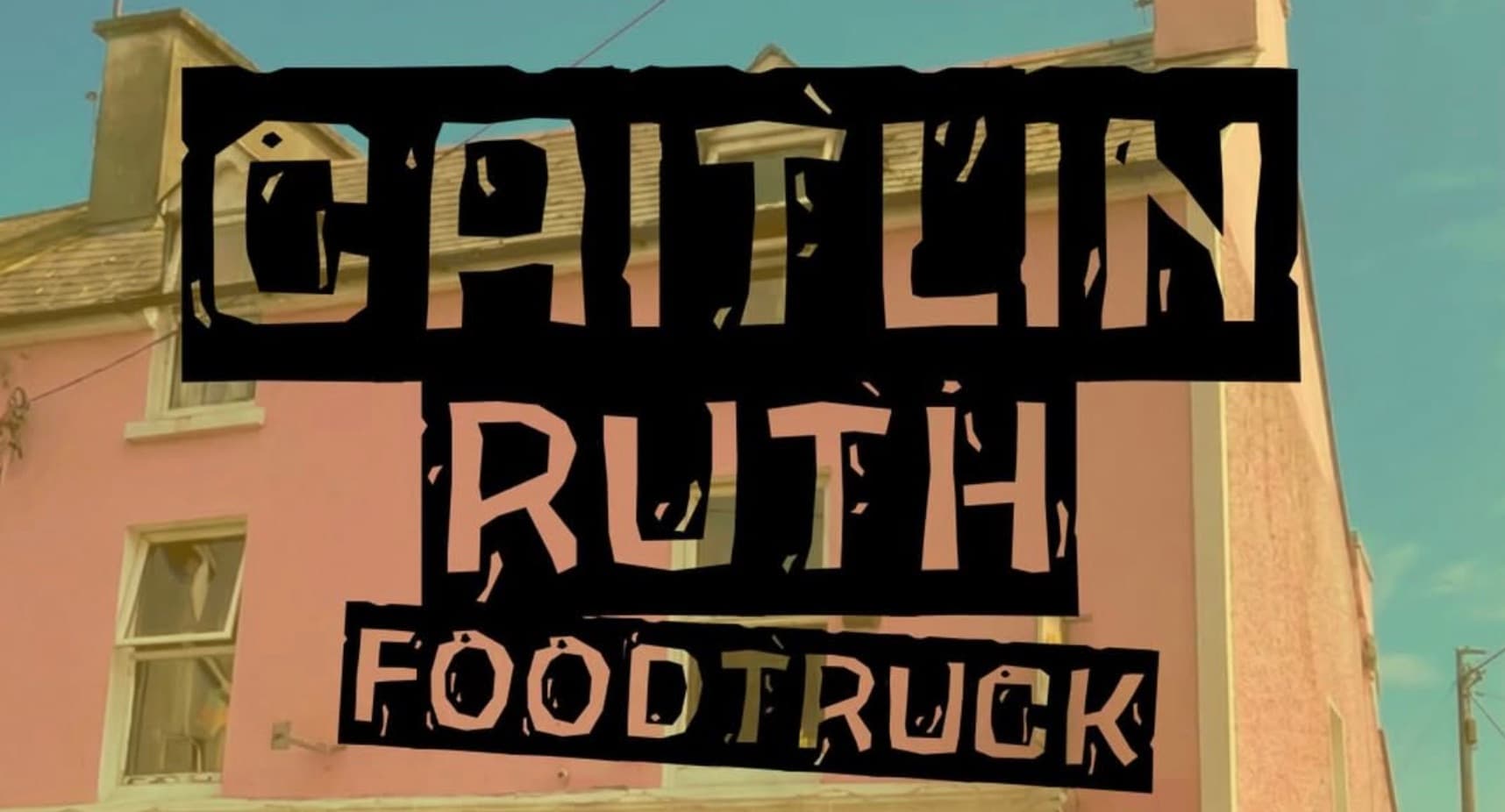 Plakat des Caitlin Ruth Foodtruck vor einem rosa Haus in West Cork