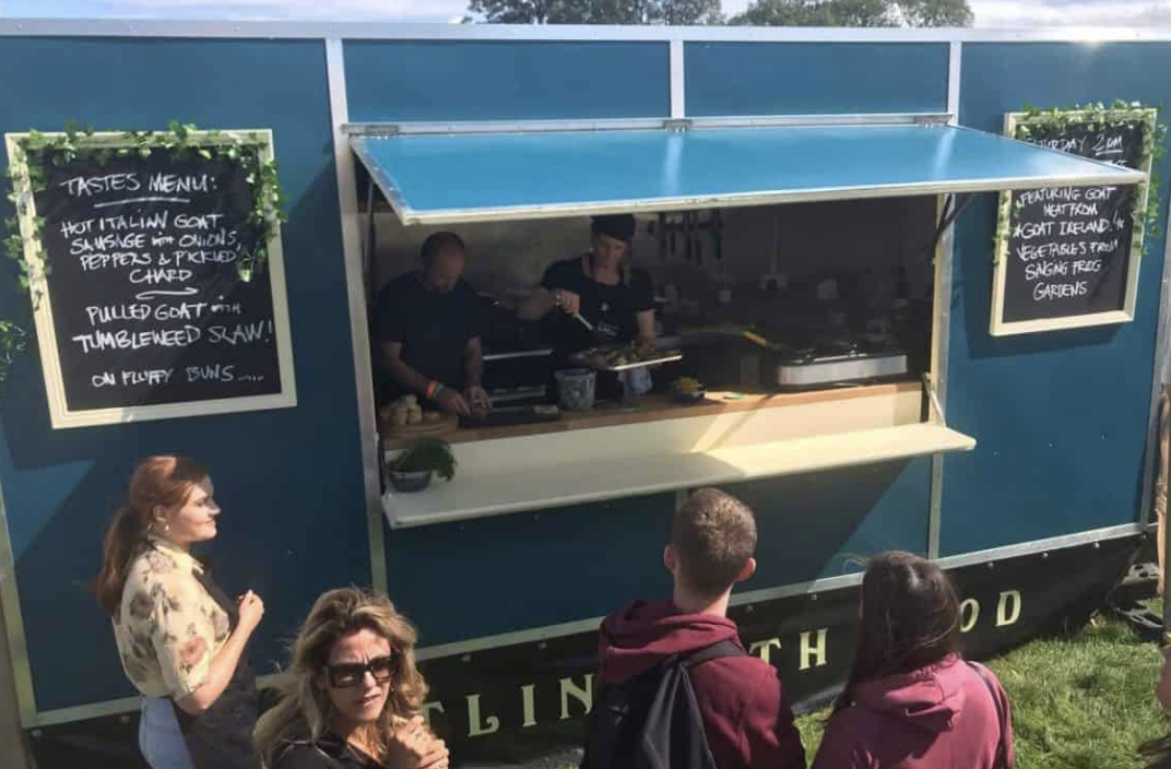 Caitlin Ruth Food — Foodtruck-Pop-up beim Servieren auf einer Veranstaltung in Irland